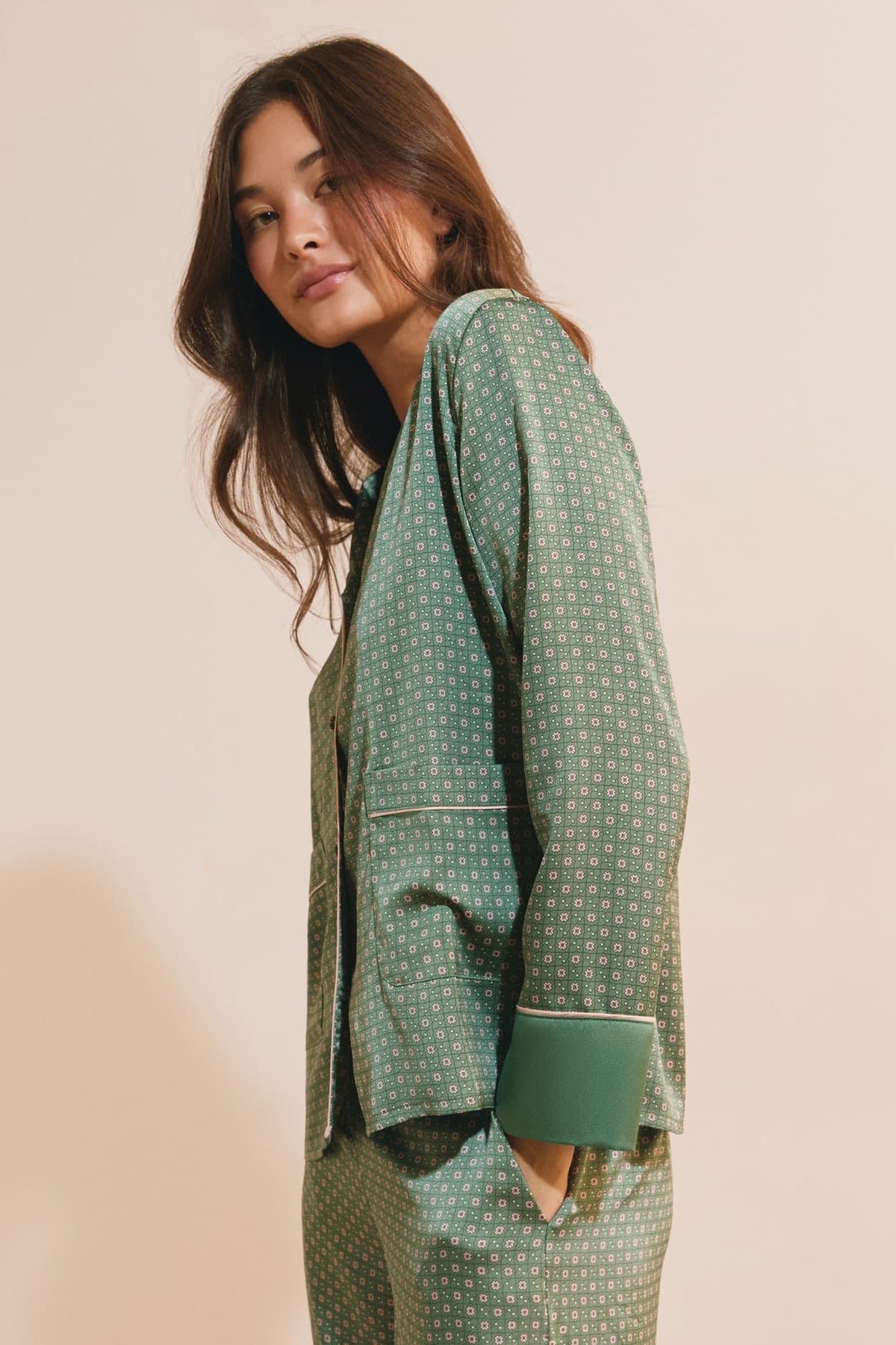 Chemise de pyjama satinée à motifs in green, view 1 - Etam