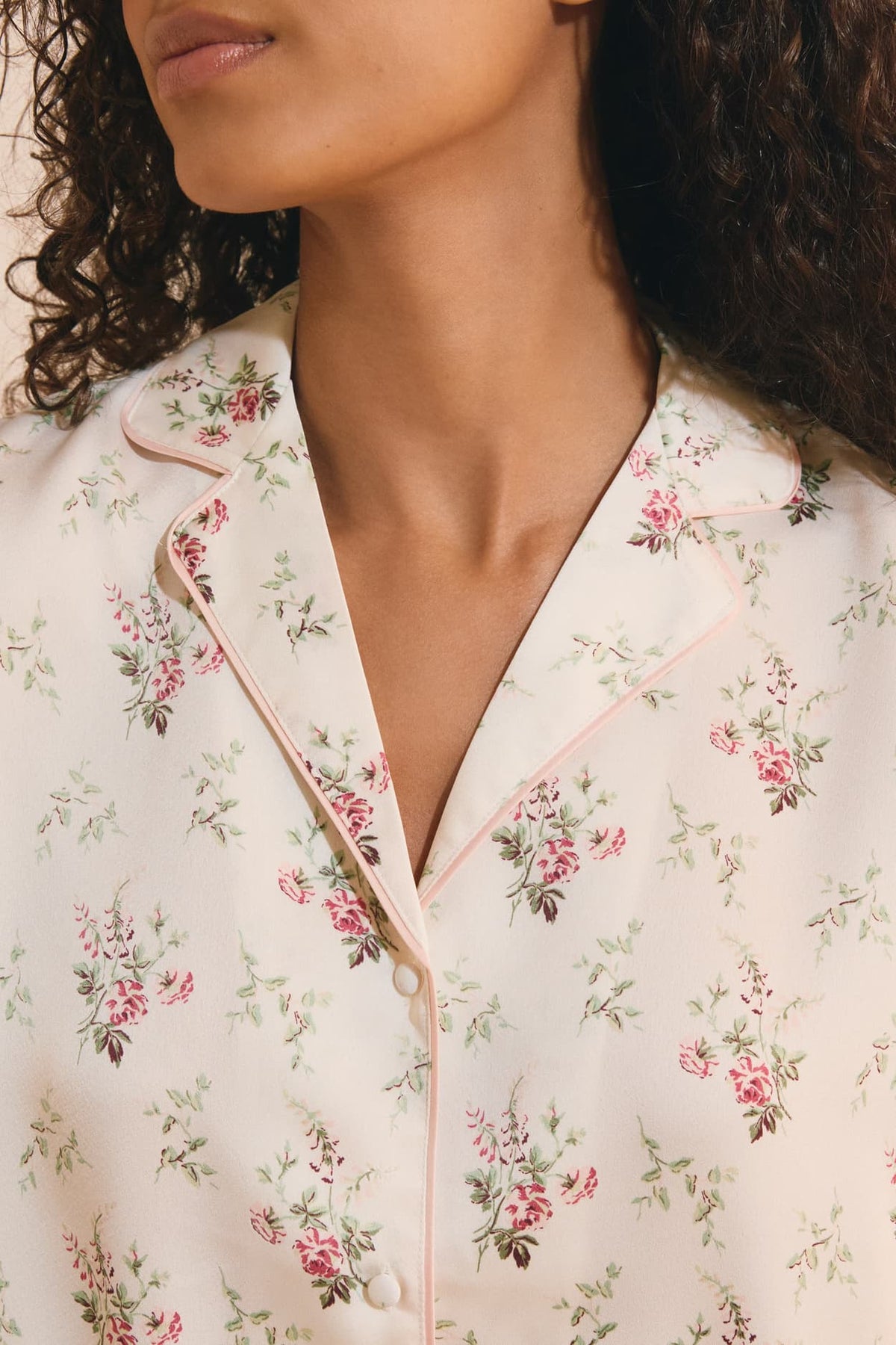 Chemise de pyjama satinée fleurie in creme, lifestyle view - Etam