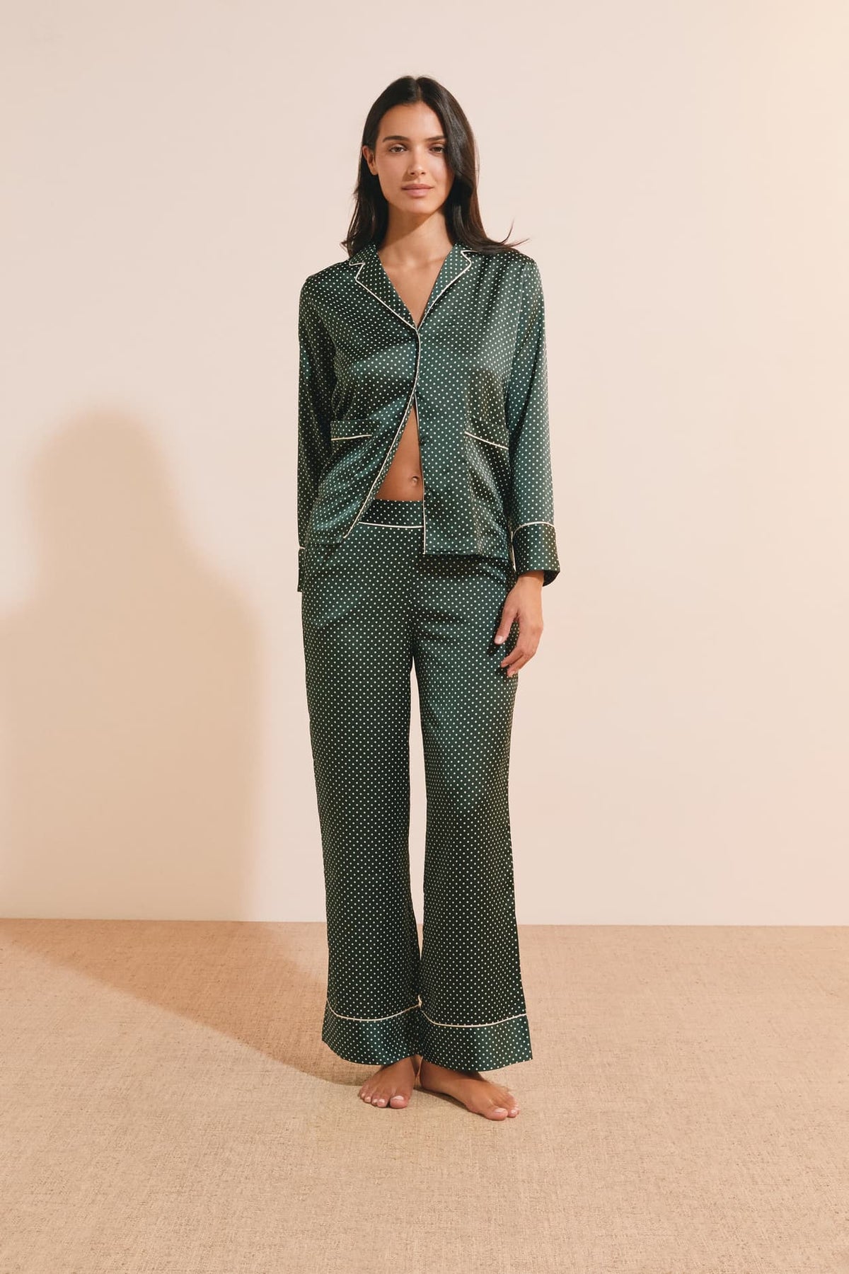 Pantalon de pyjama satiné à motifs in Emerald, back view - Etam