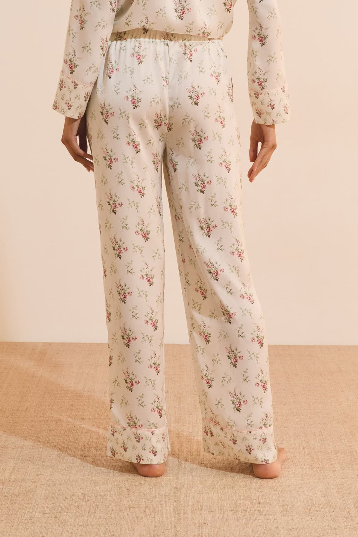 Pantalon de pyjama satiné fleuris in creme, detail view - Etam