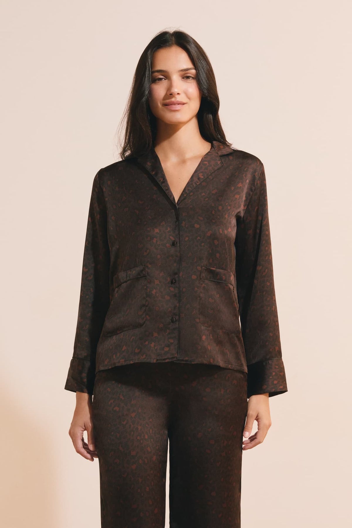 Chemise de pyjama satinée à motifs in brown, side view - Etam