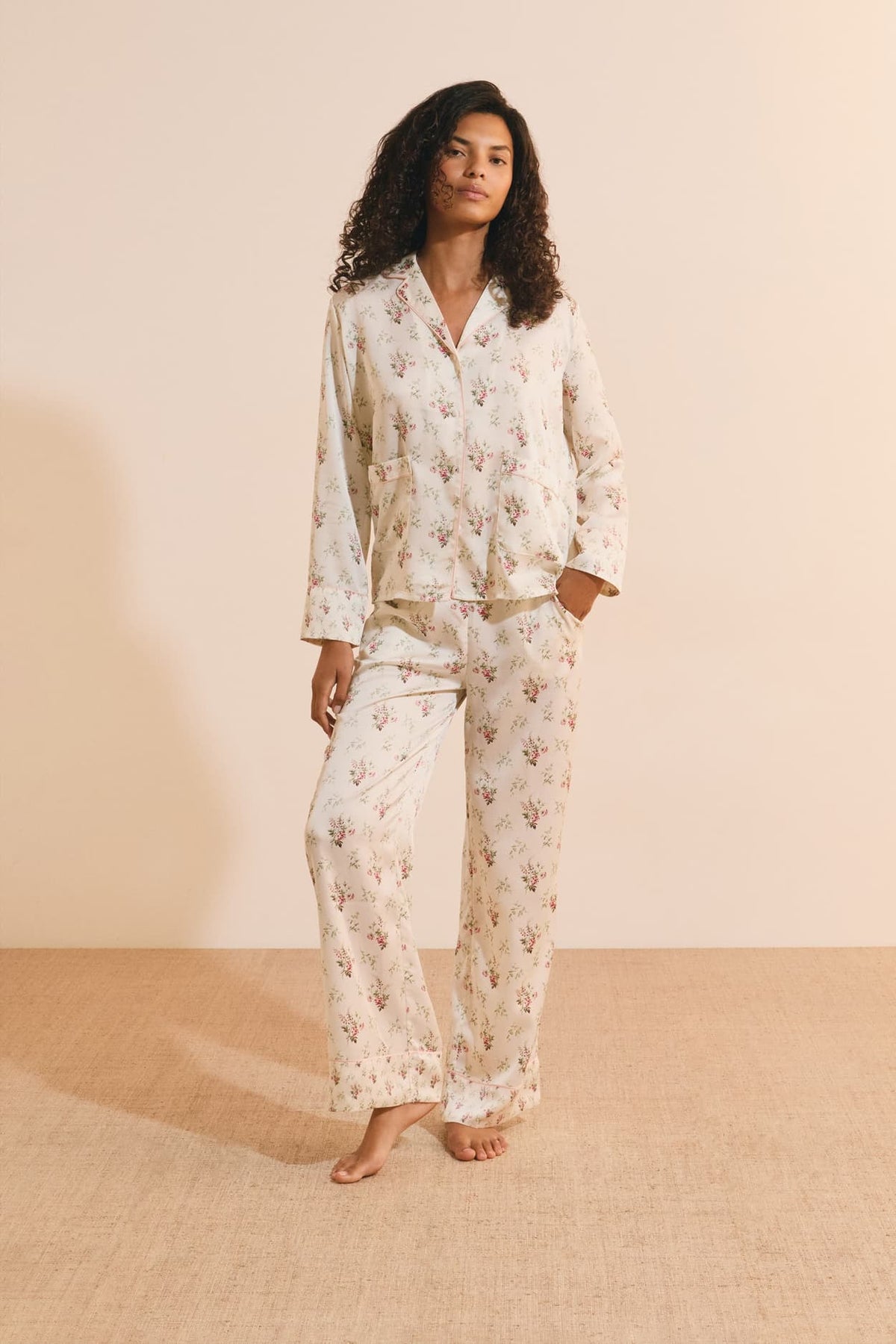 Pantalon de pyjama satiné fleuris in creme, front view - Etam