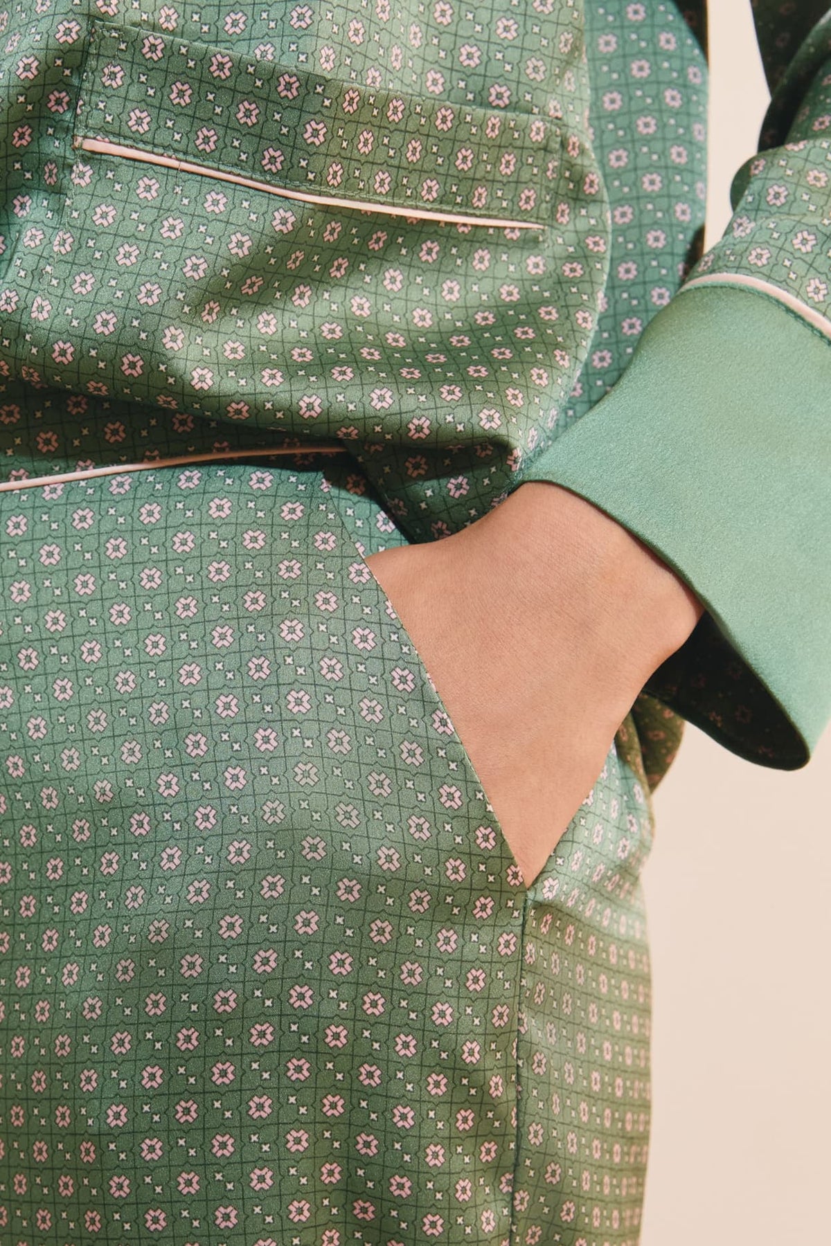 Pantalon de pyjama satiné à motifs in green, styled view - Etam