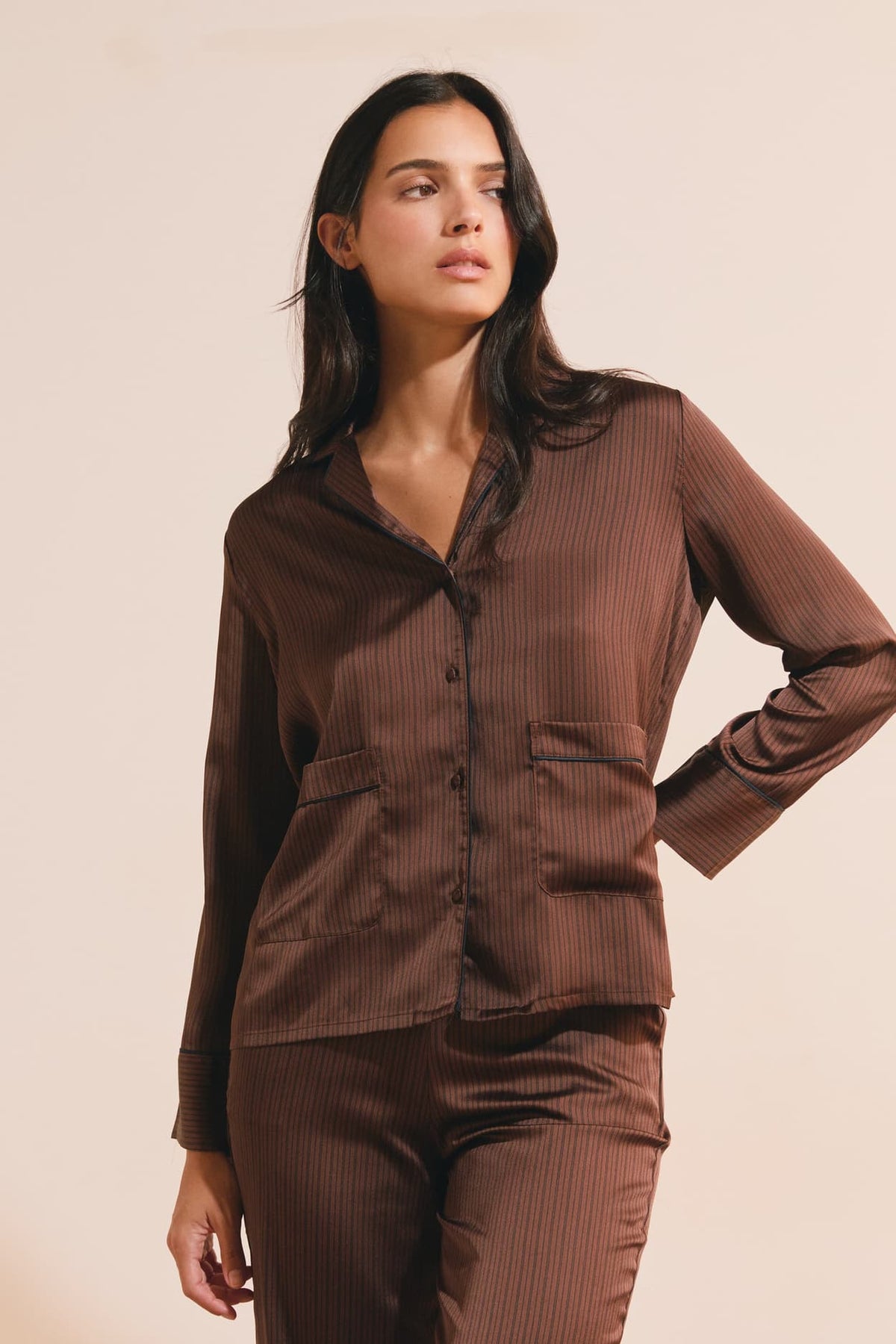 Chemise de pyjama satinée à motifs in brown, front view - Etam