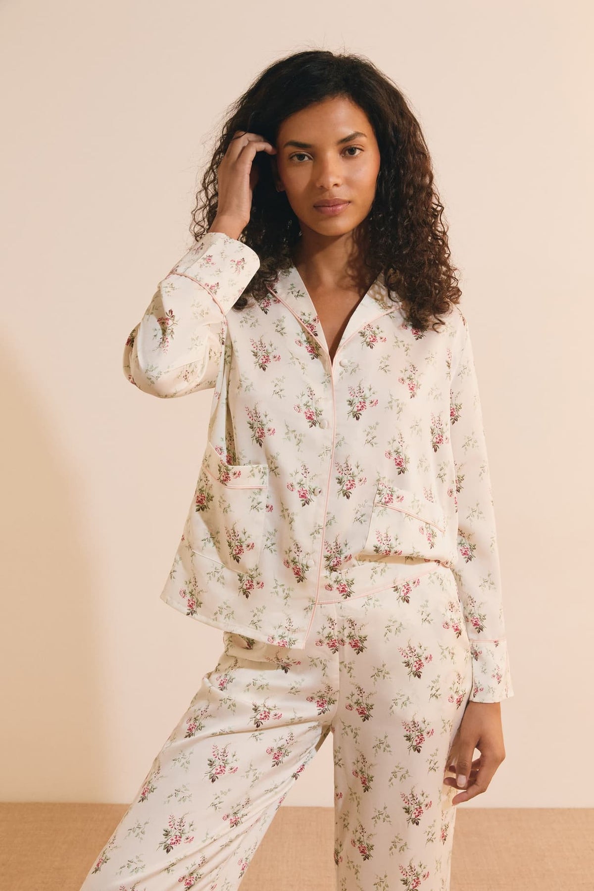 Chemise de pyjama satinée fleurie in creme, front view - Etam