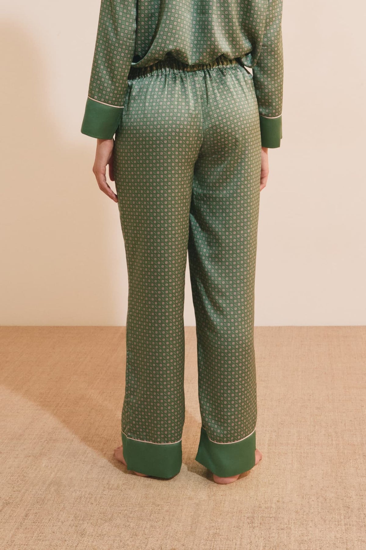 Pantalon de pyjama satiné à motifs in green, side view - Etam