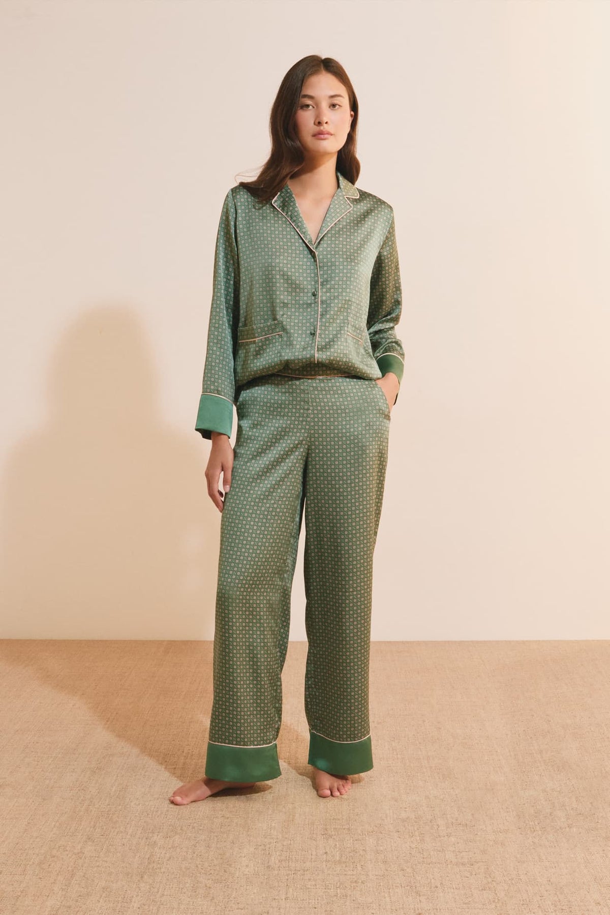 Pantalon de pyjama satiné à motifs in green, back view - Etam