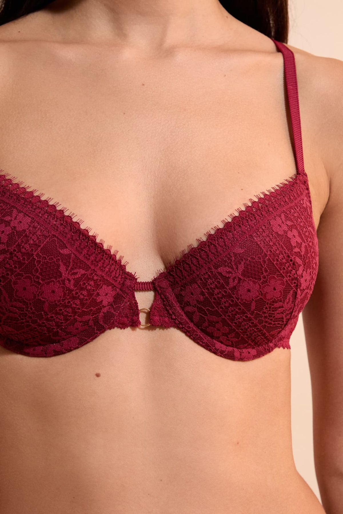 Bra No. 4 - The Lace Lightly Lined Demi Bra in grenat, lace detail view - Etam