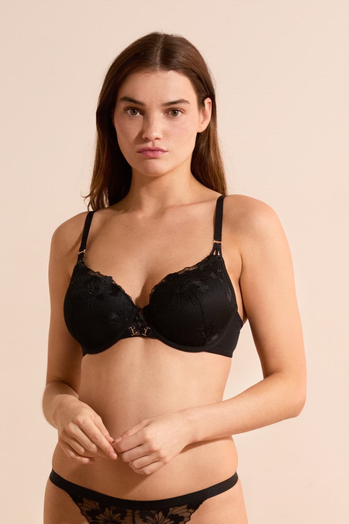 Soutien-gorge N.4 in black, back view on model - Etam