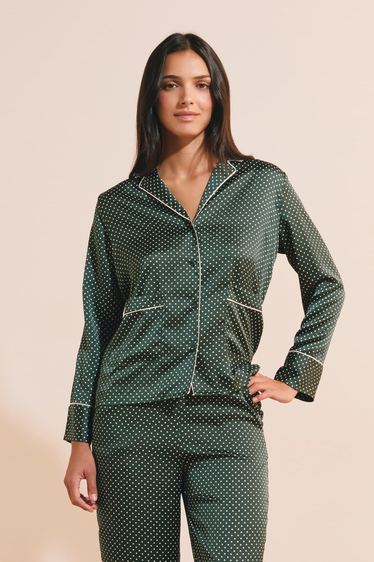 Chemise de pyjama satinée à motifs in emerald, front view - Etam