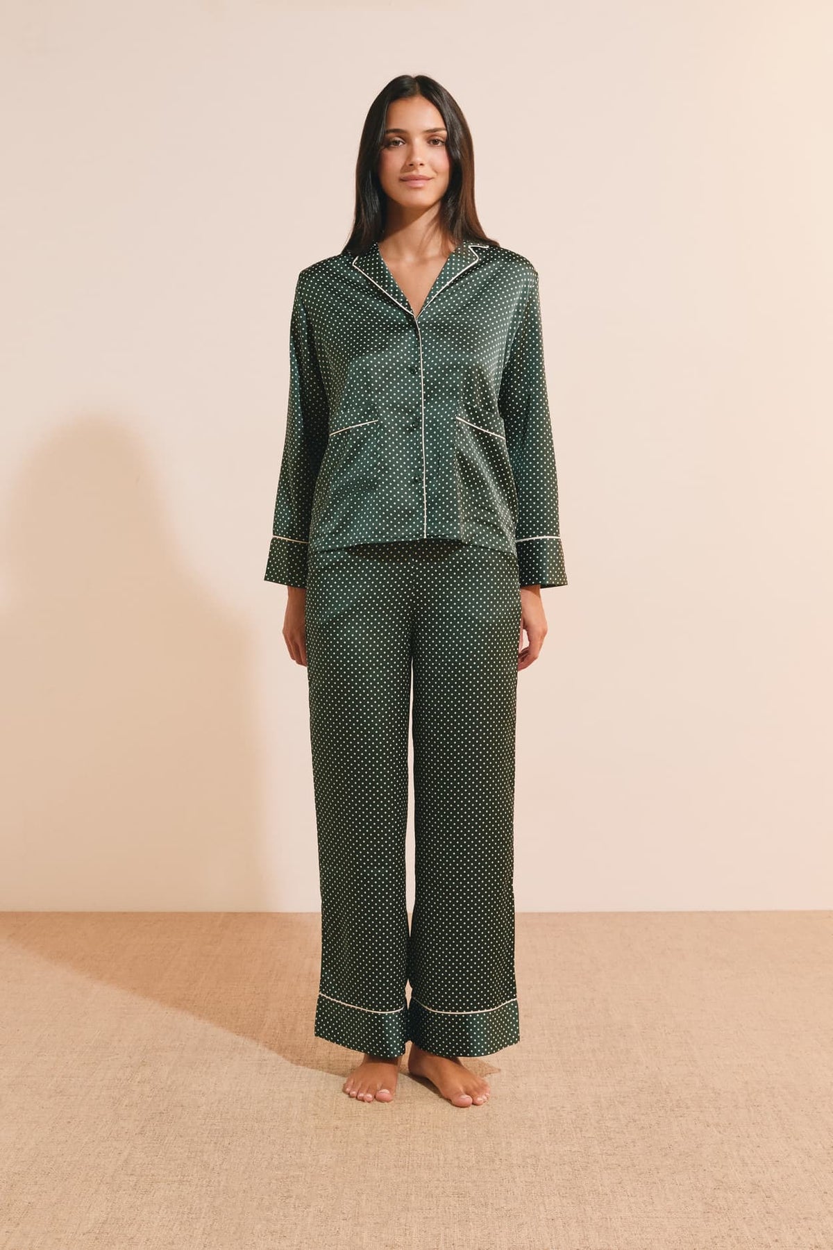 Chemise de pyjama satinée à motifs in emerald, back view - Etam