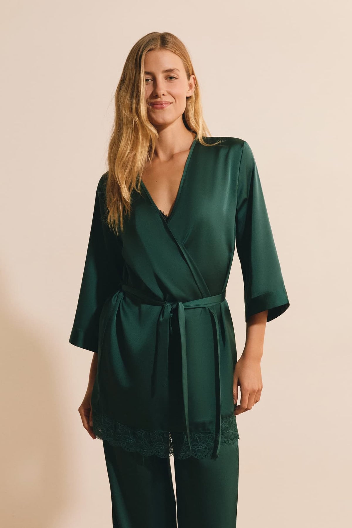 Déshabillé satiné avec détails dentelle in Vert Sapin, front view - Etam