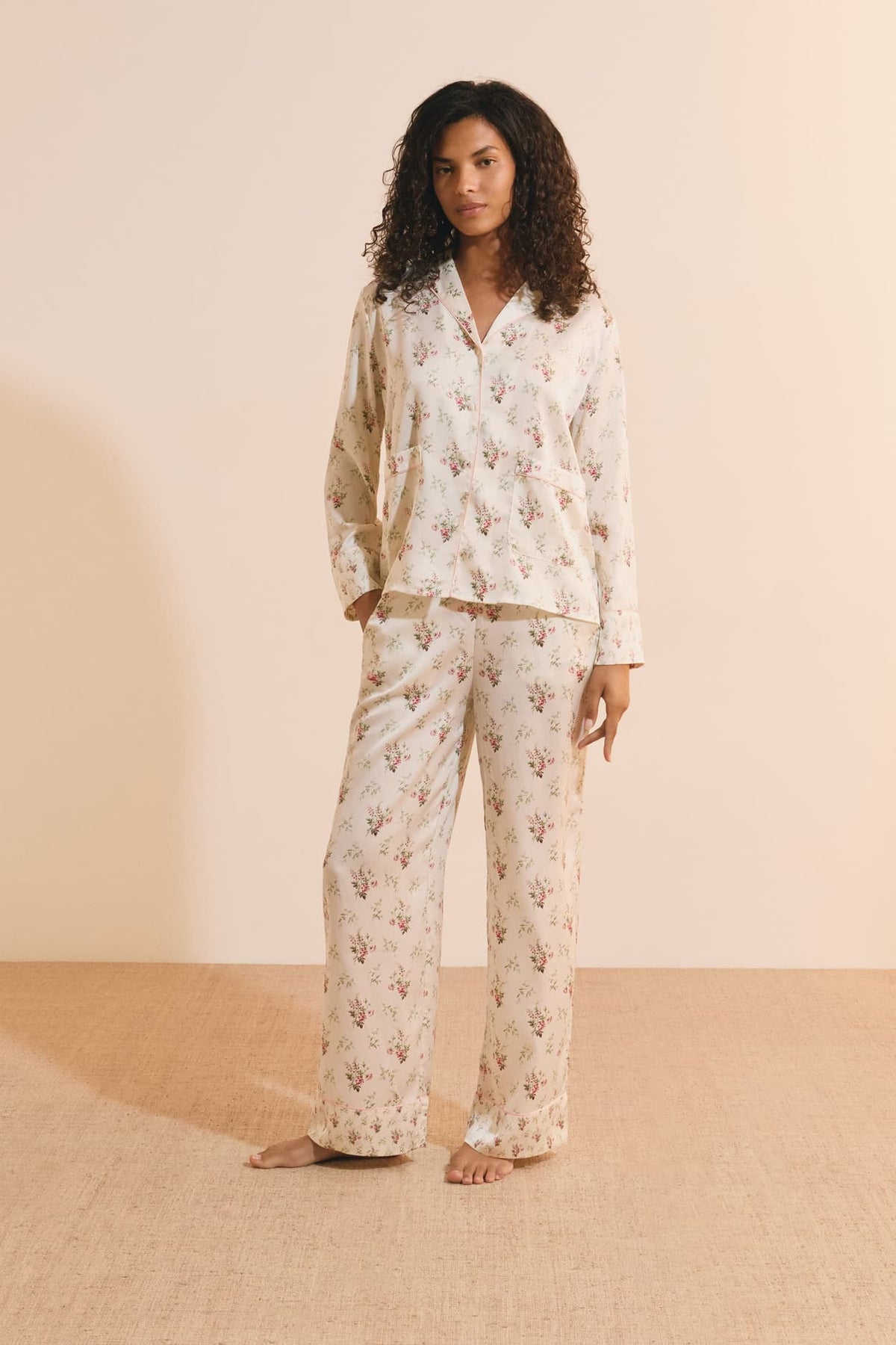 Chemise de pyjama satinée fleurie in creme, back view - Etam
