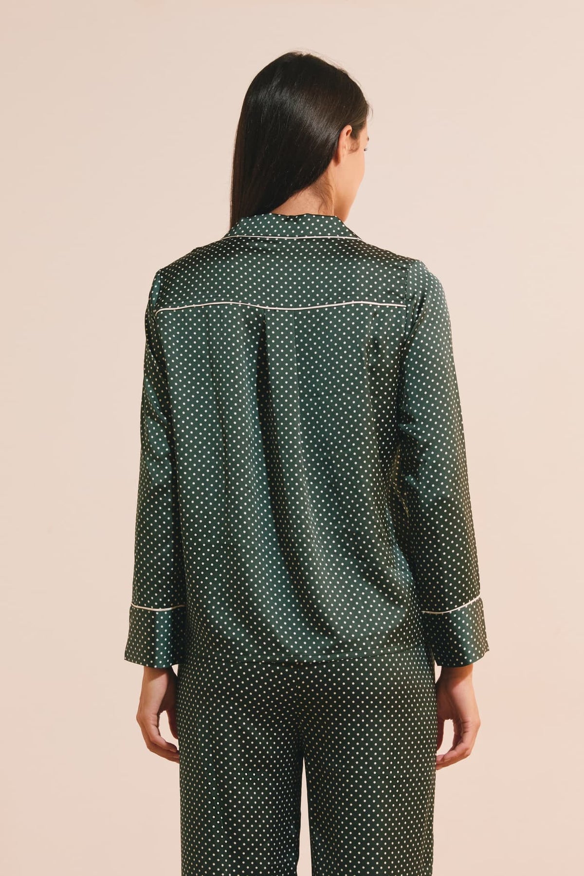 Chemise de pyjama satinée à motifs in emerald, side view - Etam