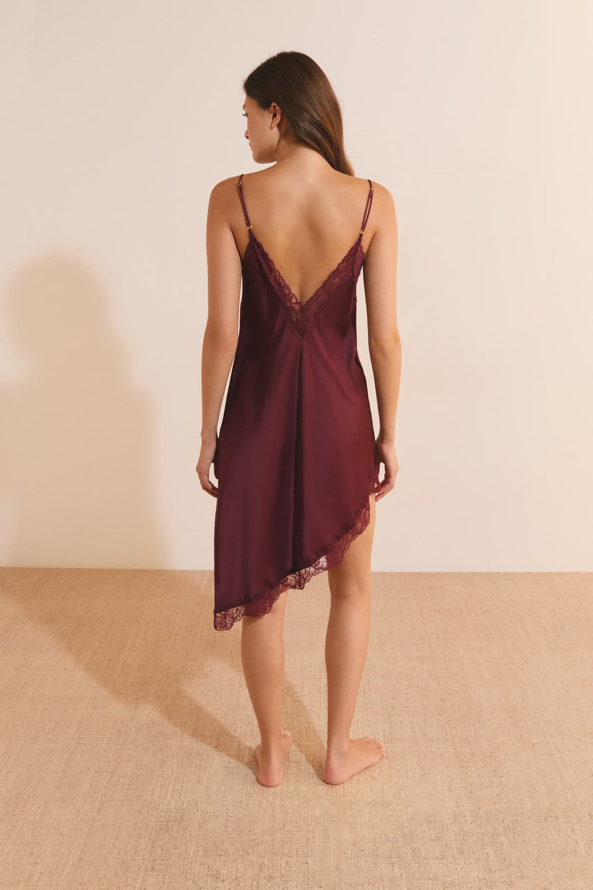 Nuisette longue asymétrique avec détails dentelle in Grenat, side view - Etam