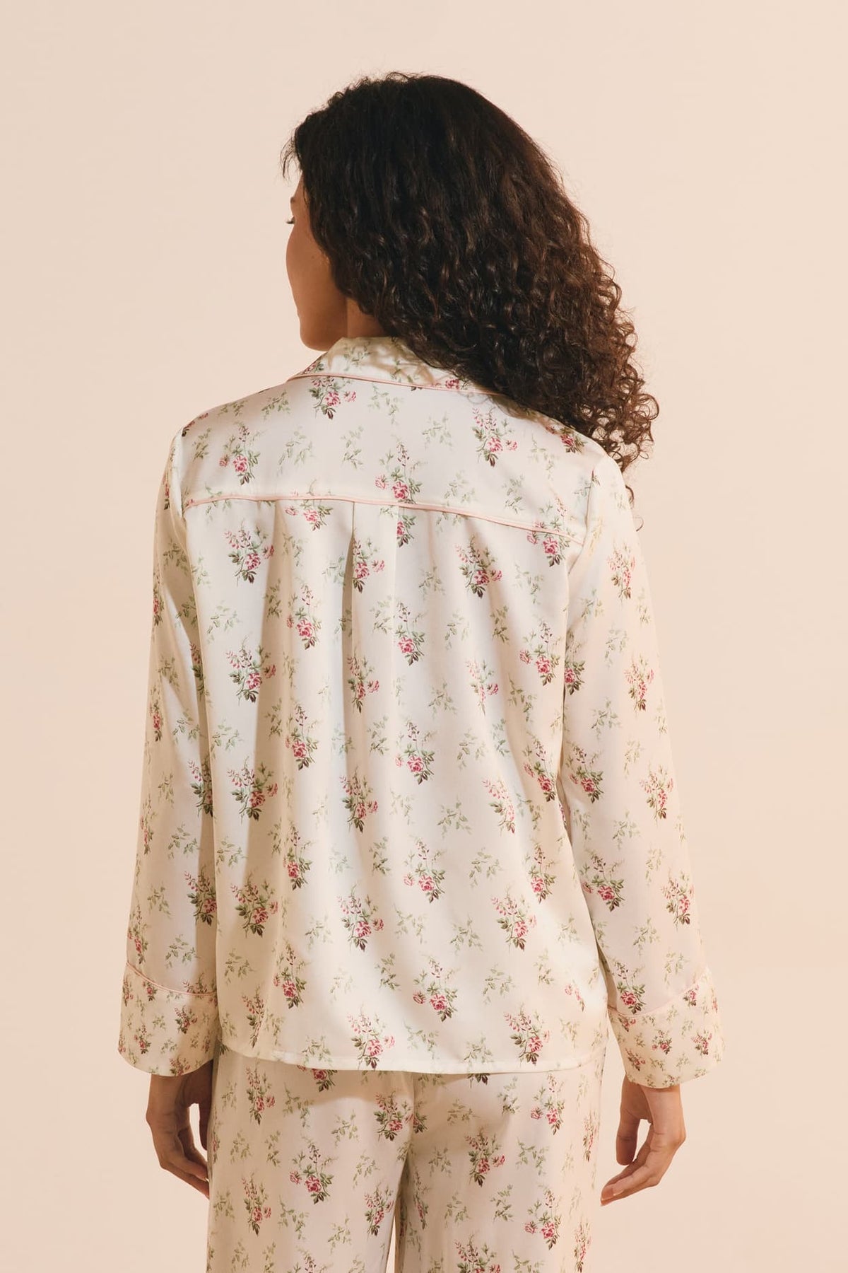 Chemise de pyjama satinée fleurie in creme, side view - Etam