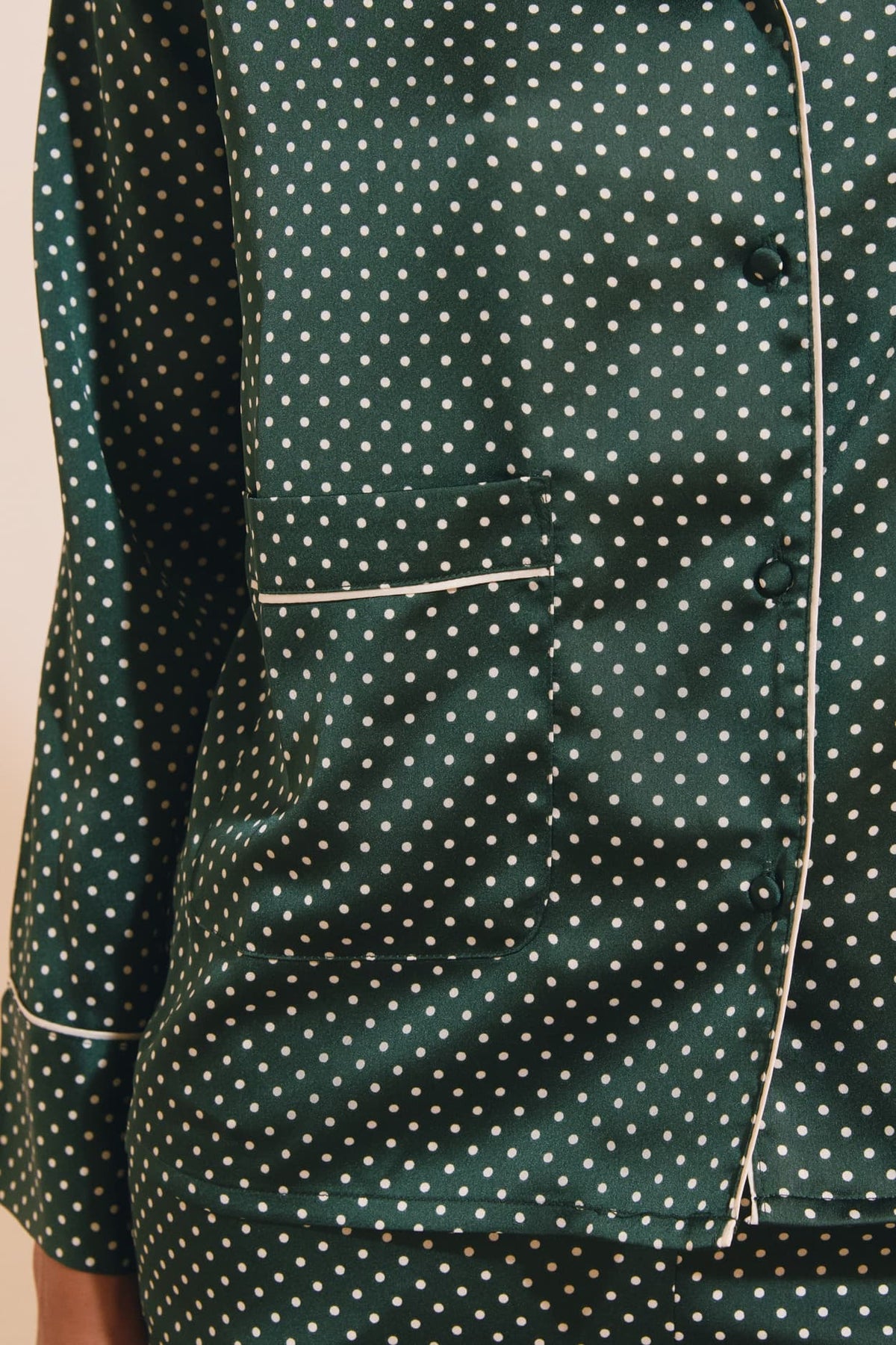 Chemise de pyjama satinée à motifs in emerald, styled view - Etam