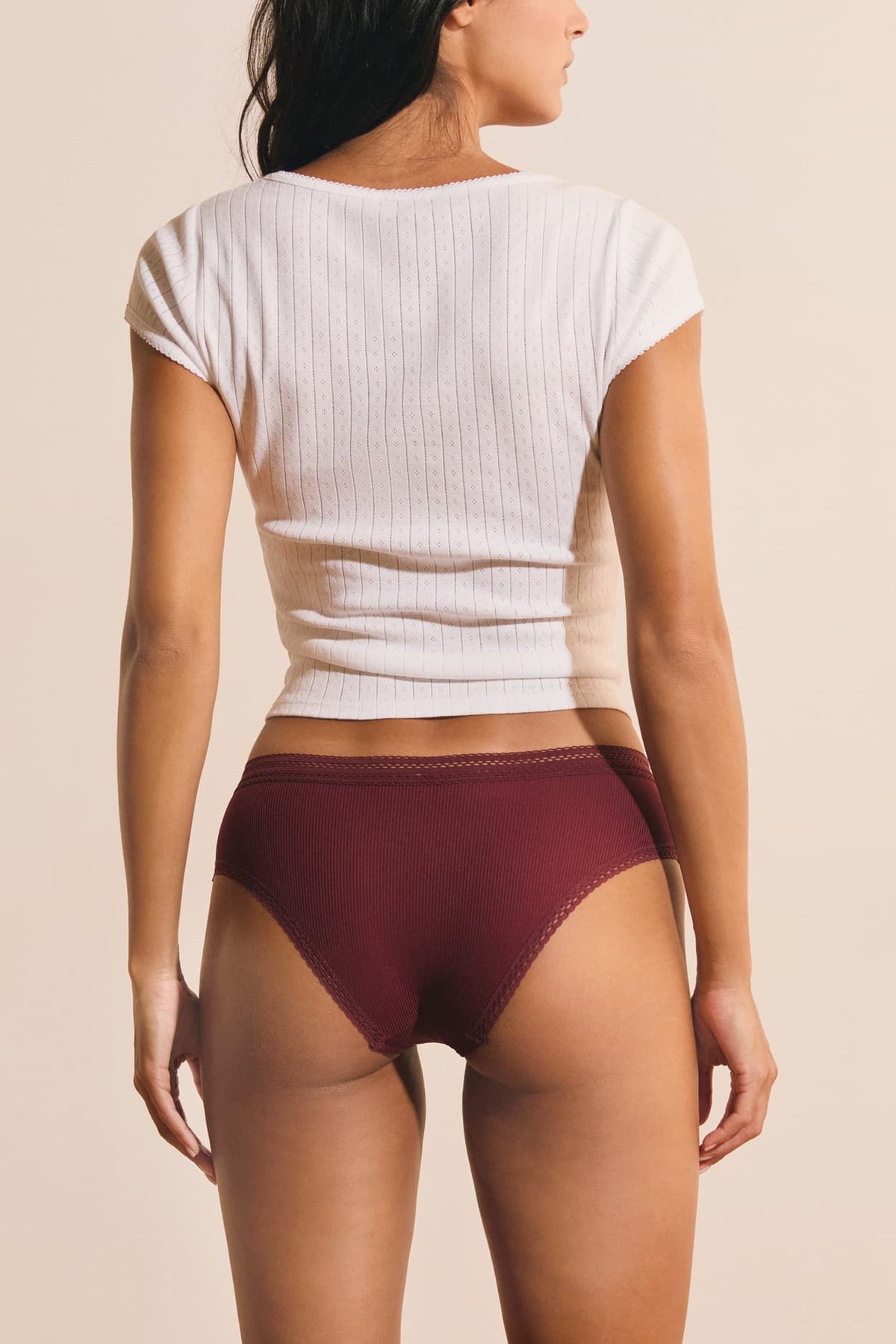 Shorty en microfibre avec détails dentelle in grenat, back view - Etam