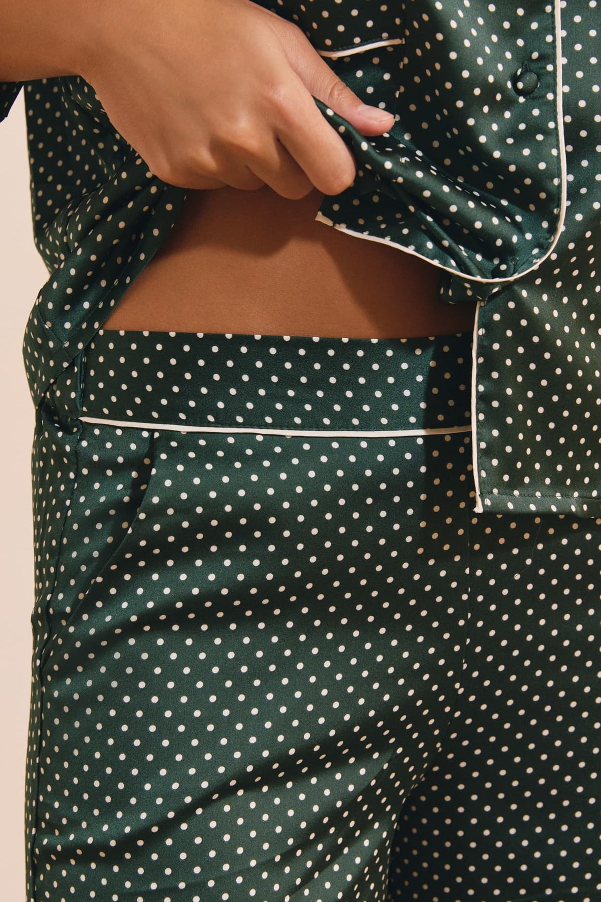 Pantalon de pyjama satiné à motifs in Emerald, styled view - Etam