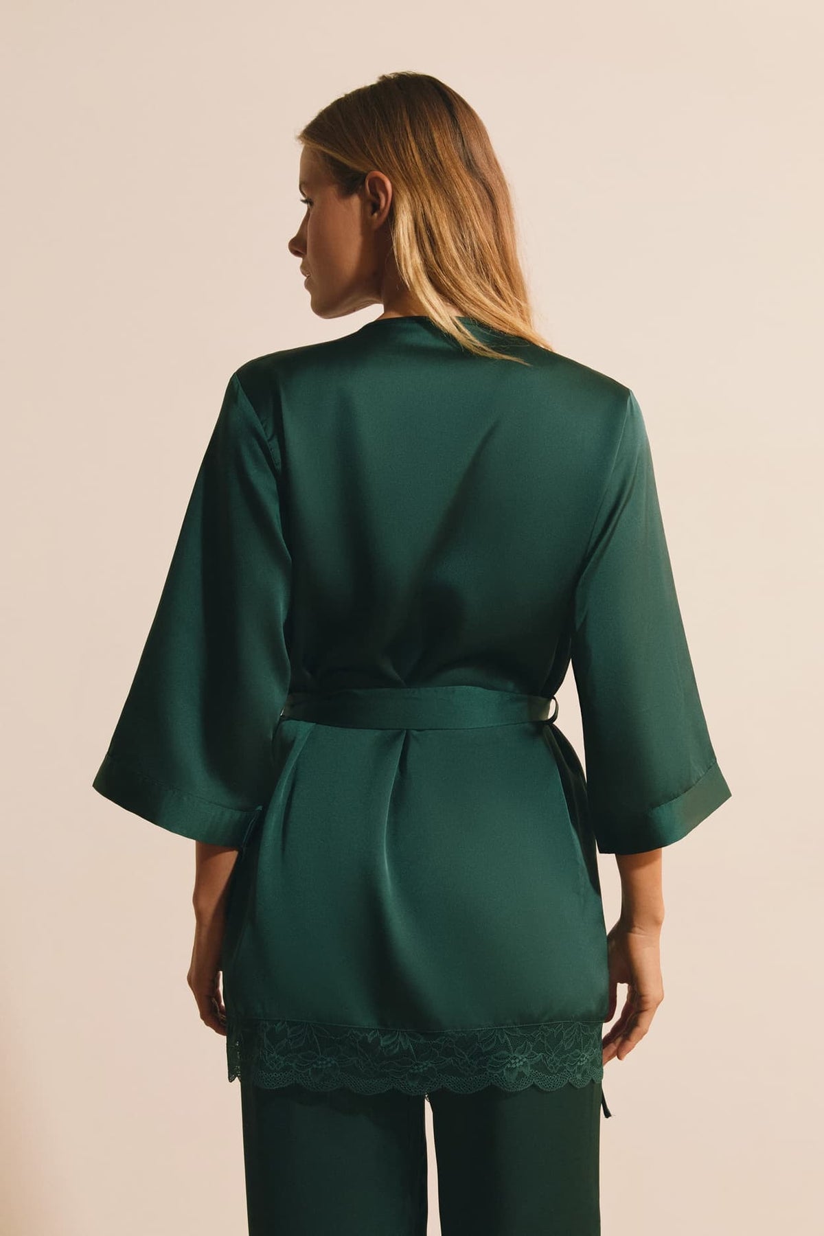 Déshabillé satiné avec détails dentelle in Vert Sapin, side view - Etam