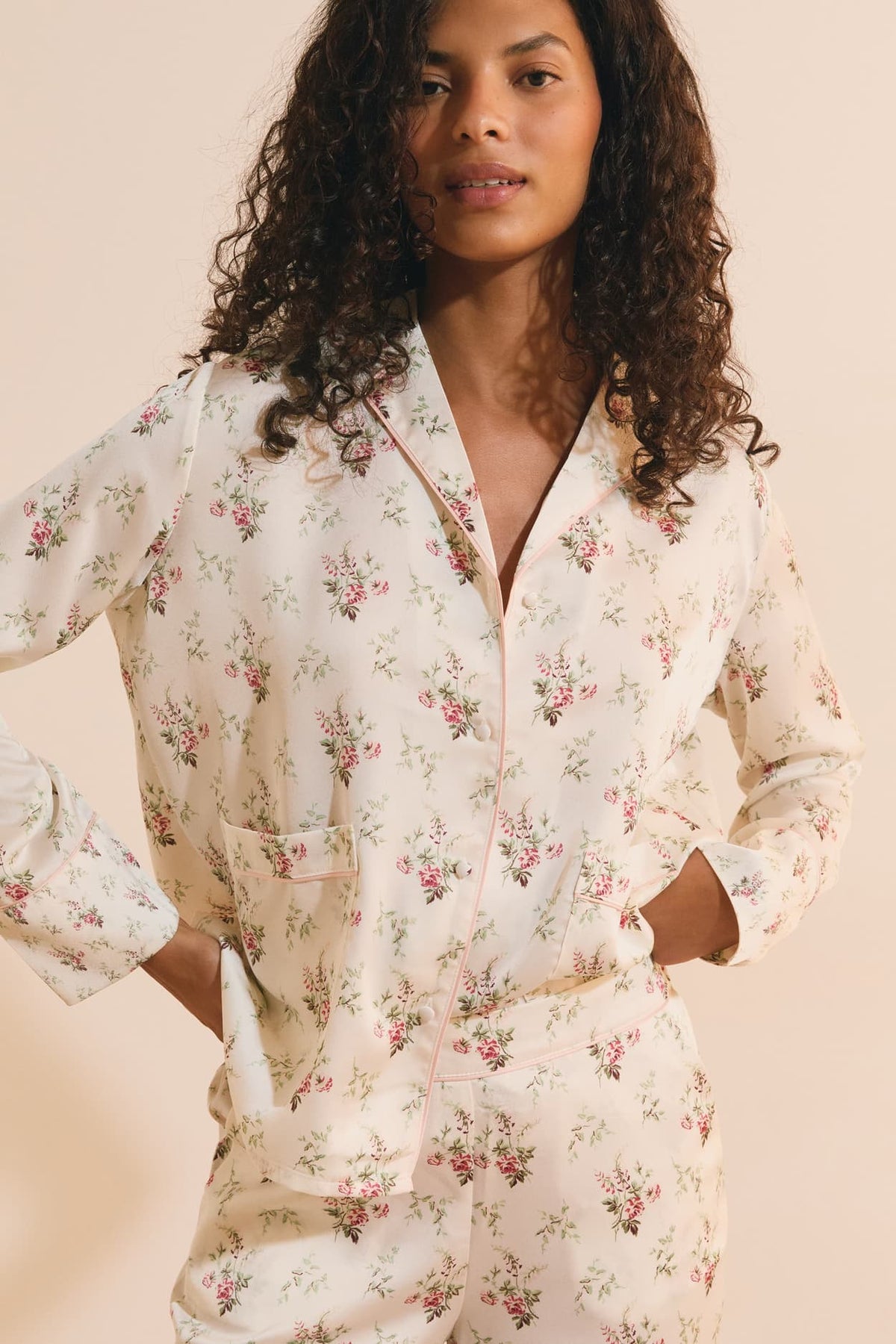 Pantalon de pyjama satiné fleuris in creme, back view - Etam
