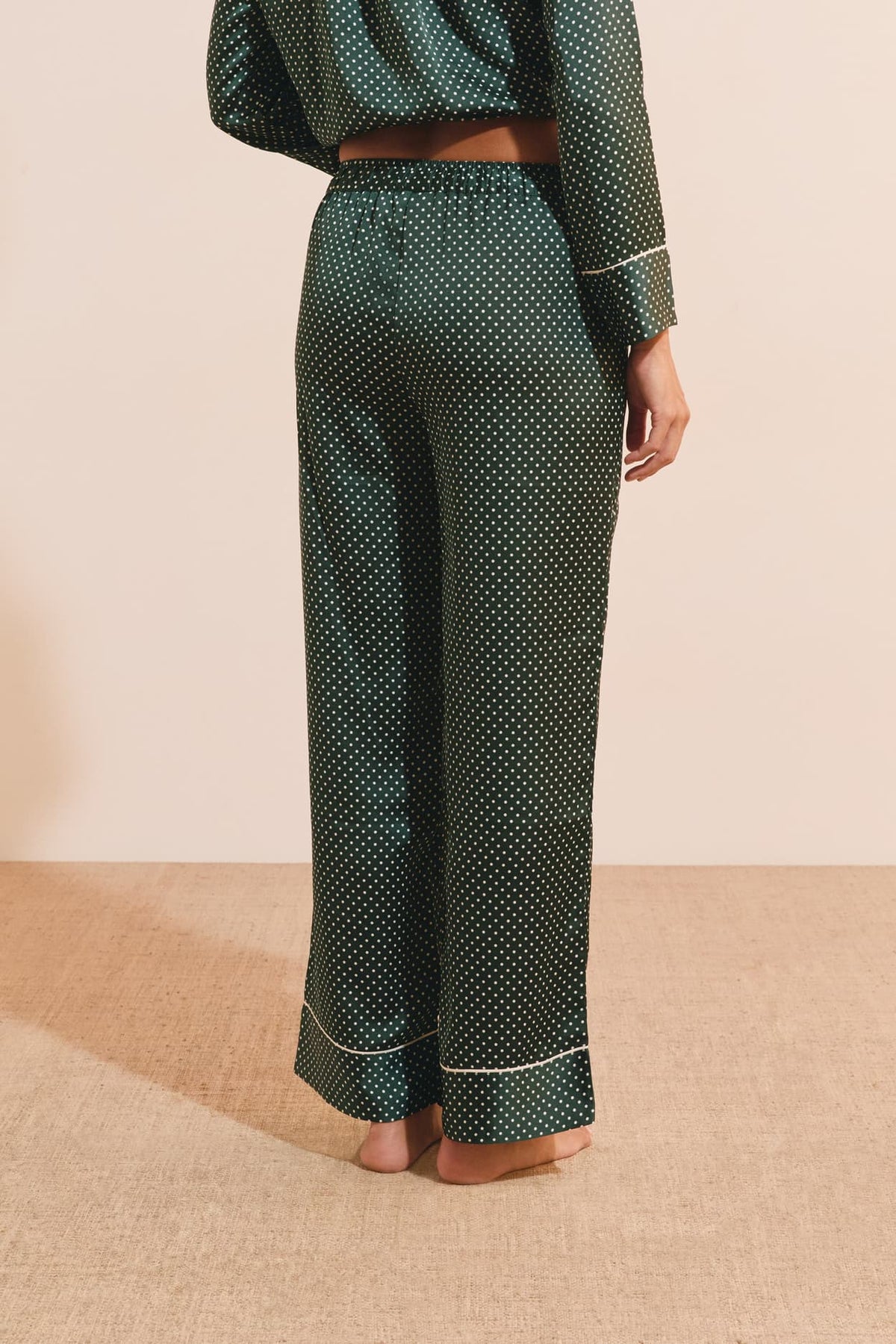 Pantalon de pyjama satiné à motifs in Emerald, side view - Etam