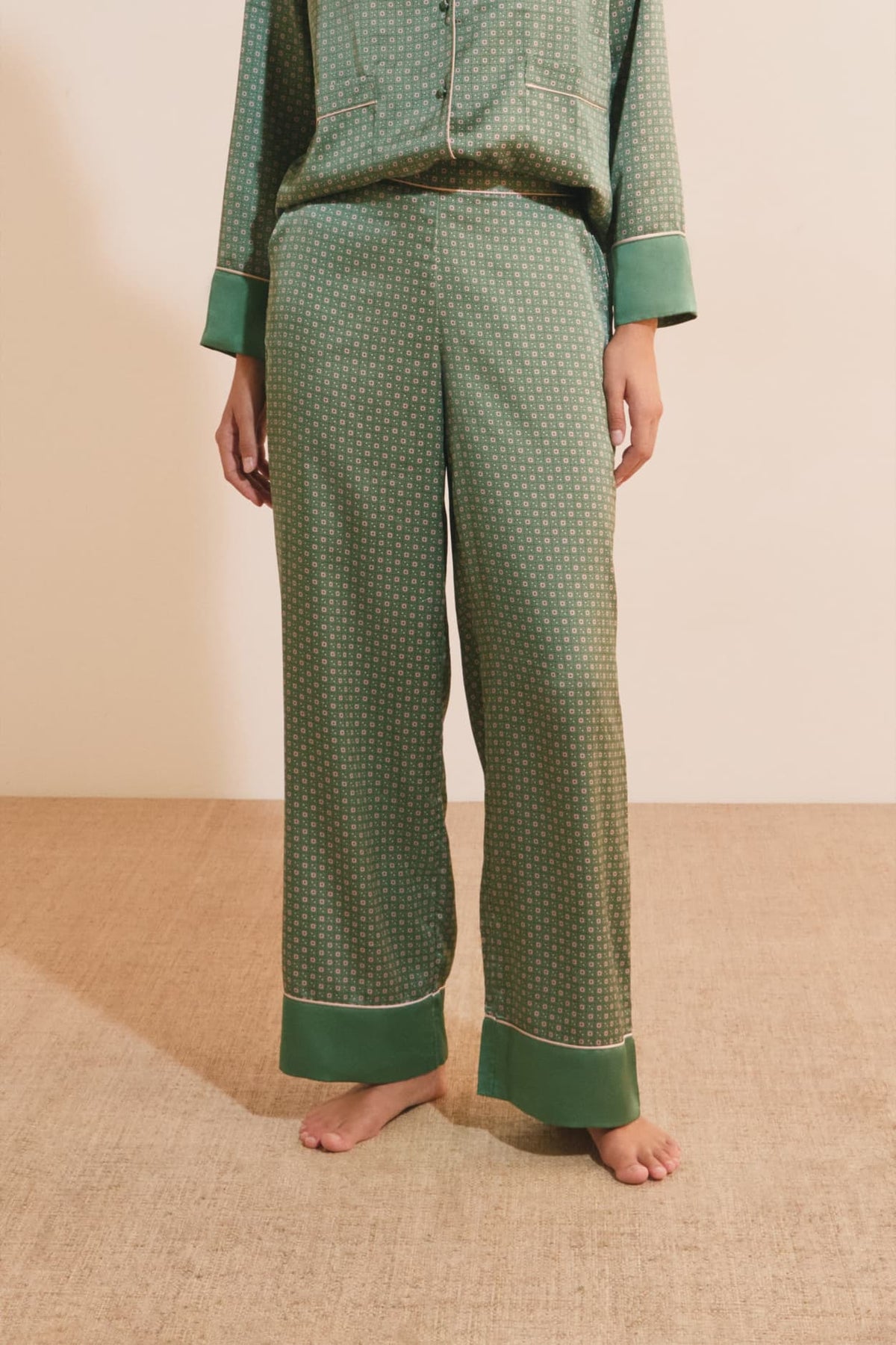 Pantalon de pyjama satiné à motifs in green, front view - Etam