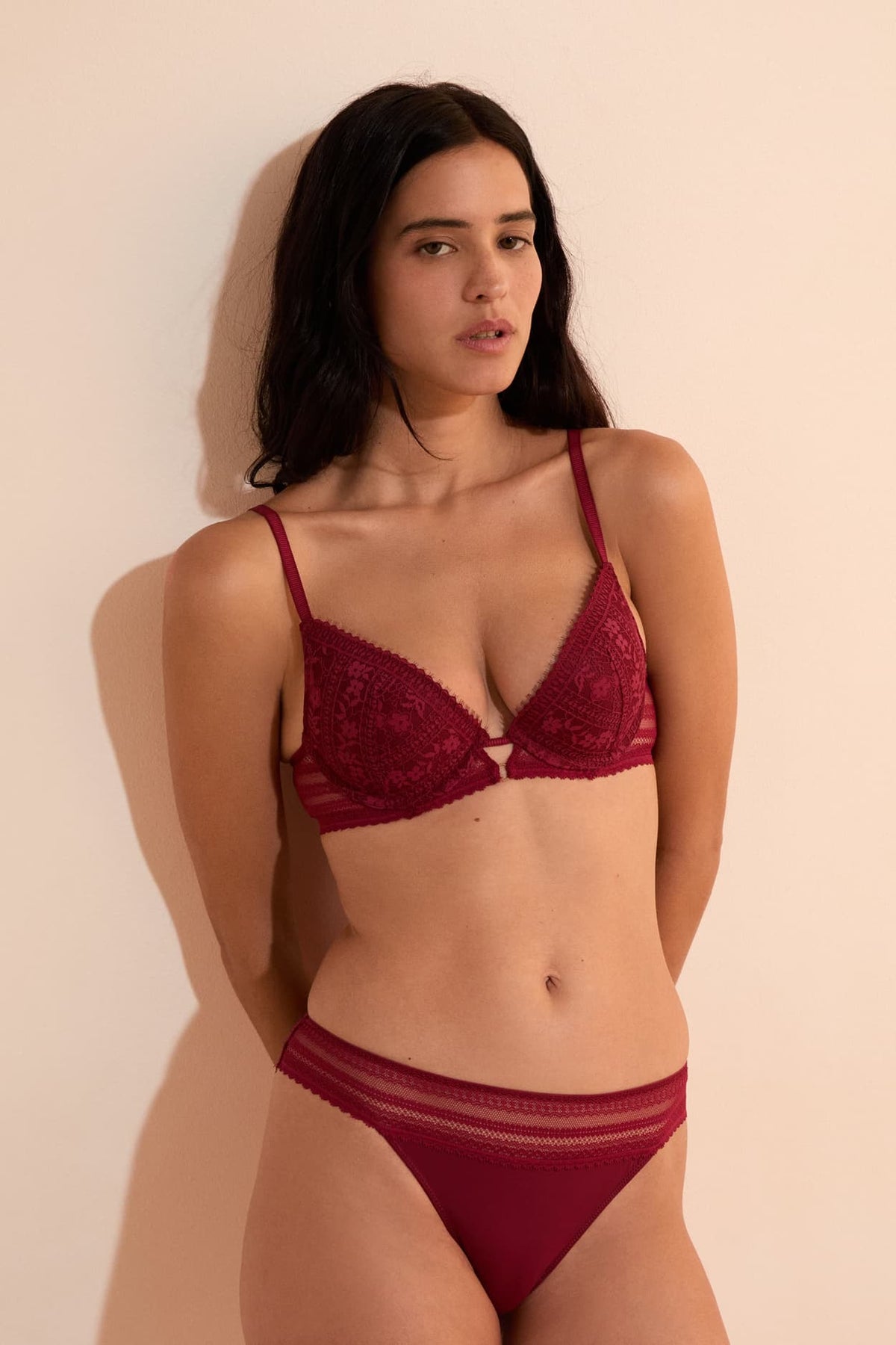 Bra No. 2 - The Lace Plunge Push-Up Bra in grenat, view 2 - Etam