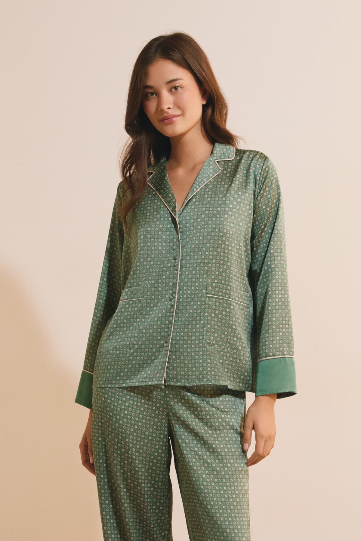 Chemise de pyjama satinée à motifs in green, view 4 - Etam