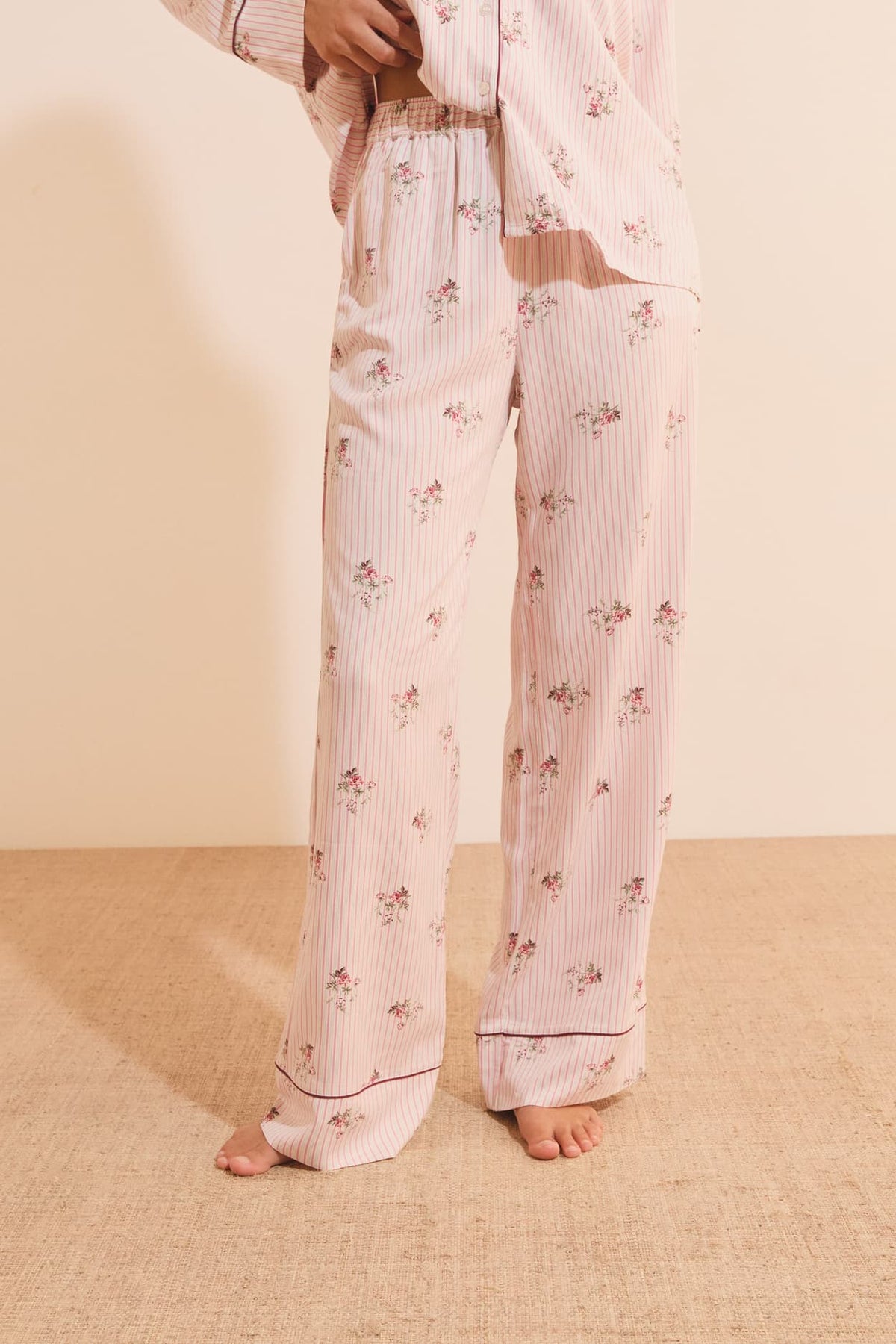 Pantalon de pyjama à motif fleuri in primerose, flat lay - Etam
