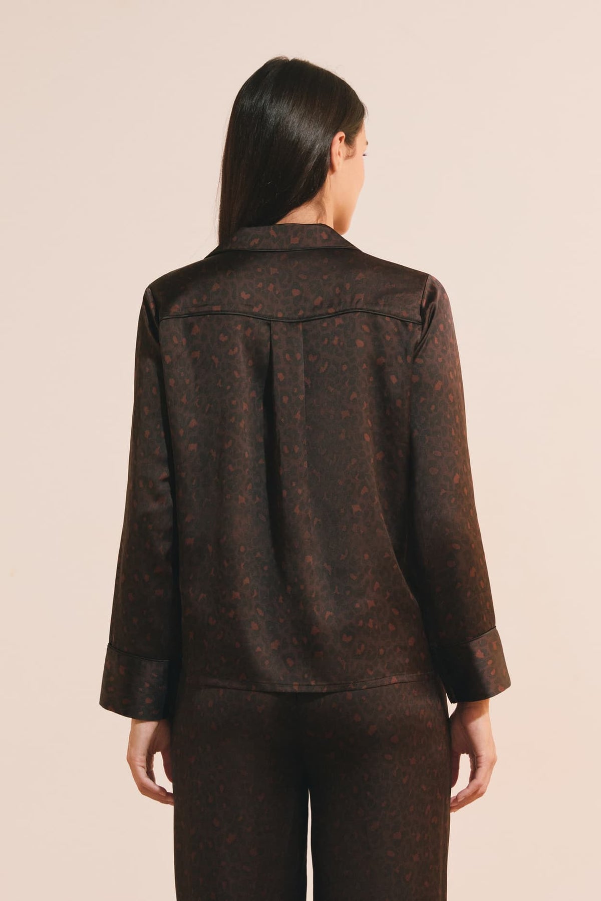 Chemise de pyjama satinée à motifs in brown, back view - Etam