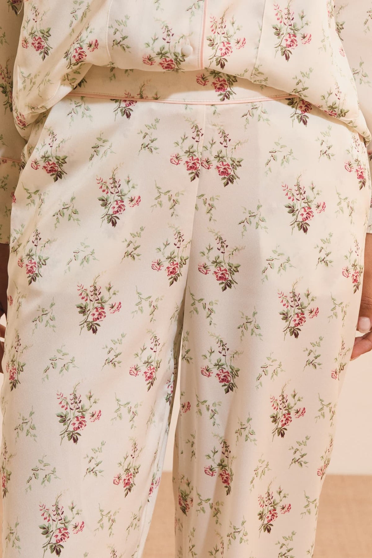 Pantalon de pyjama satiné fleuris in creme, styled view - Etam