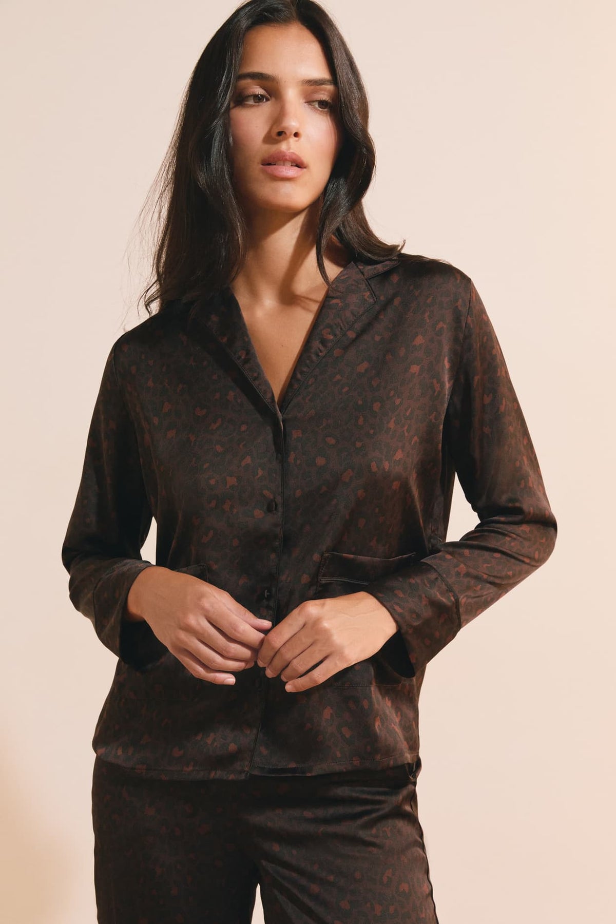 Chemise de pyjama satinée à motifs in brown, front view - Etam