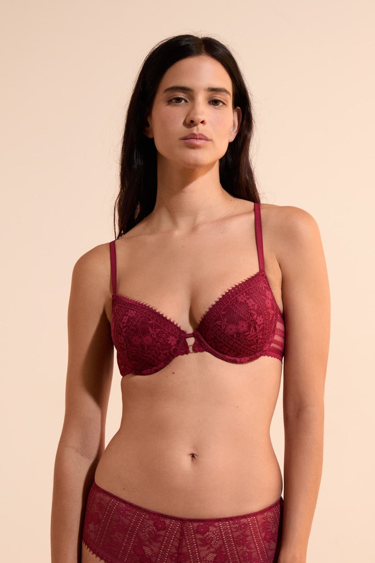 Bra No. 4 - The Lace Lightly Lined Demi Bra in grenat, close-up view - Etam