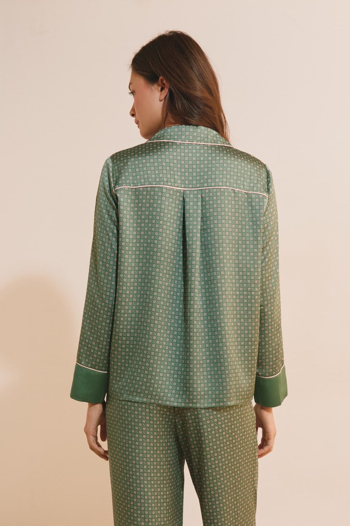 Chemise de pyjama satinée à motifs in green, view 2 - Etam