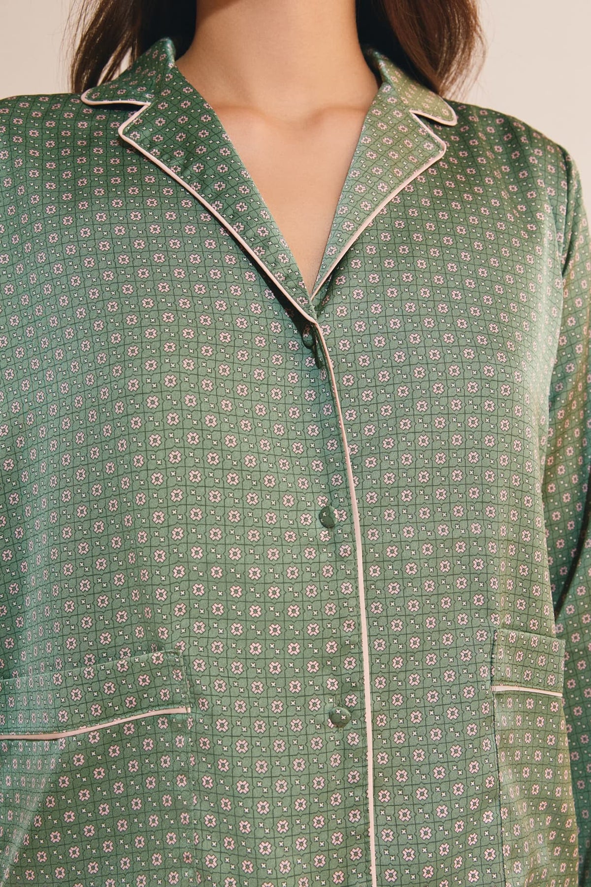 Chemise de pyjama satinée à motifs in green, view 5 - Etam