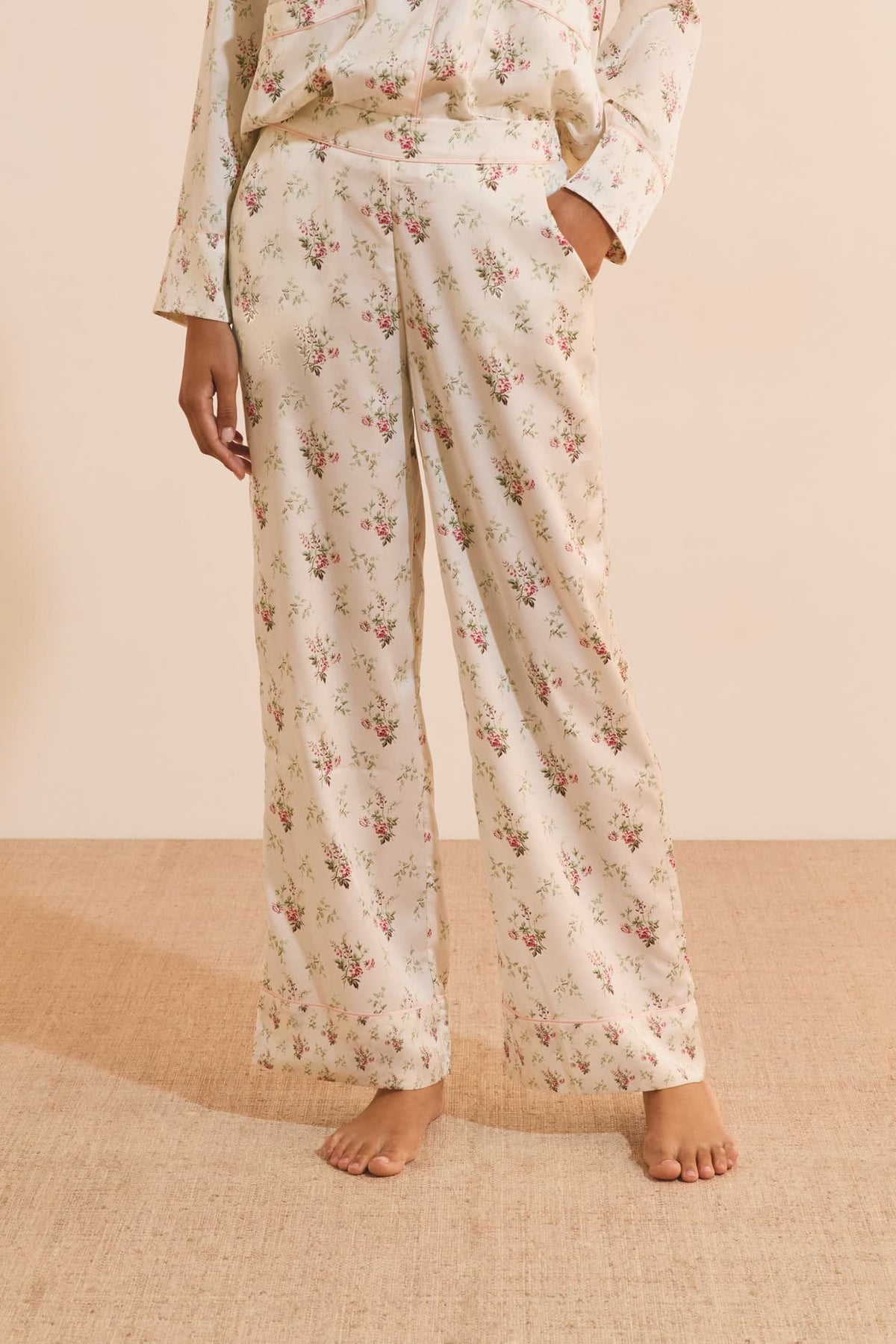 Pantalon de pyjama satiné fleuris in creme, side view - Etam