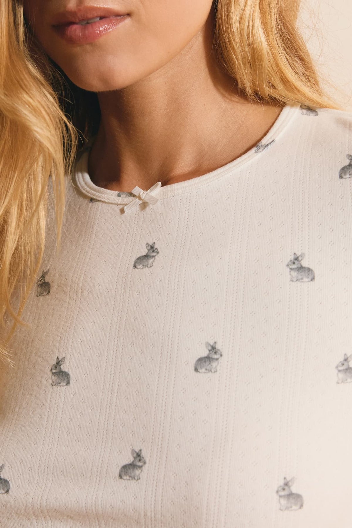 T-shirt manches longues à motifs lapins in ecru, styled view - Etam