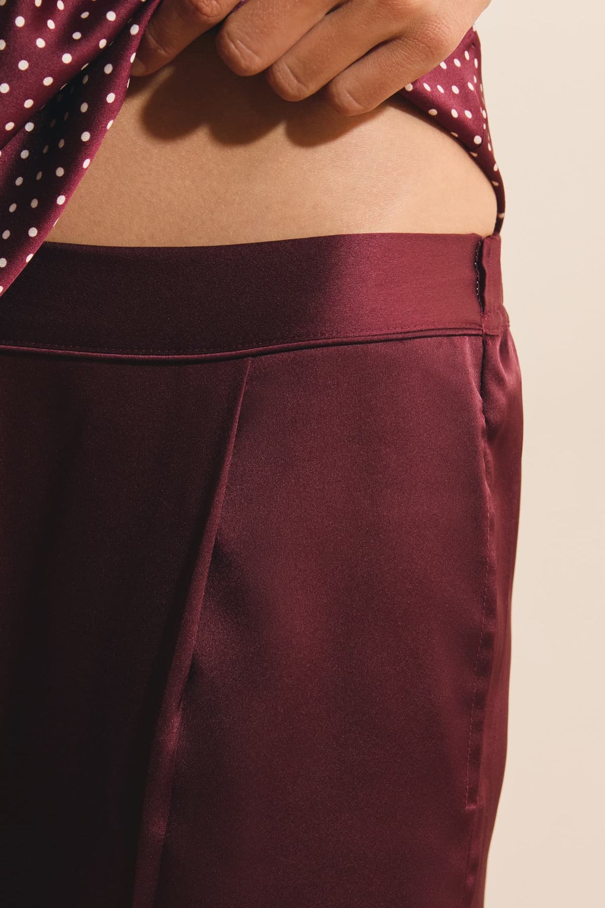 Pantalon de pyjama satiné in Grenat, styled view - Etam