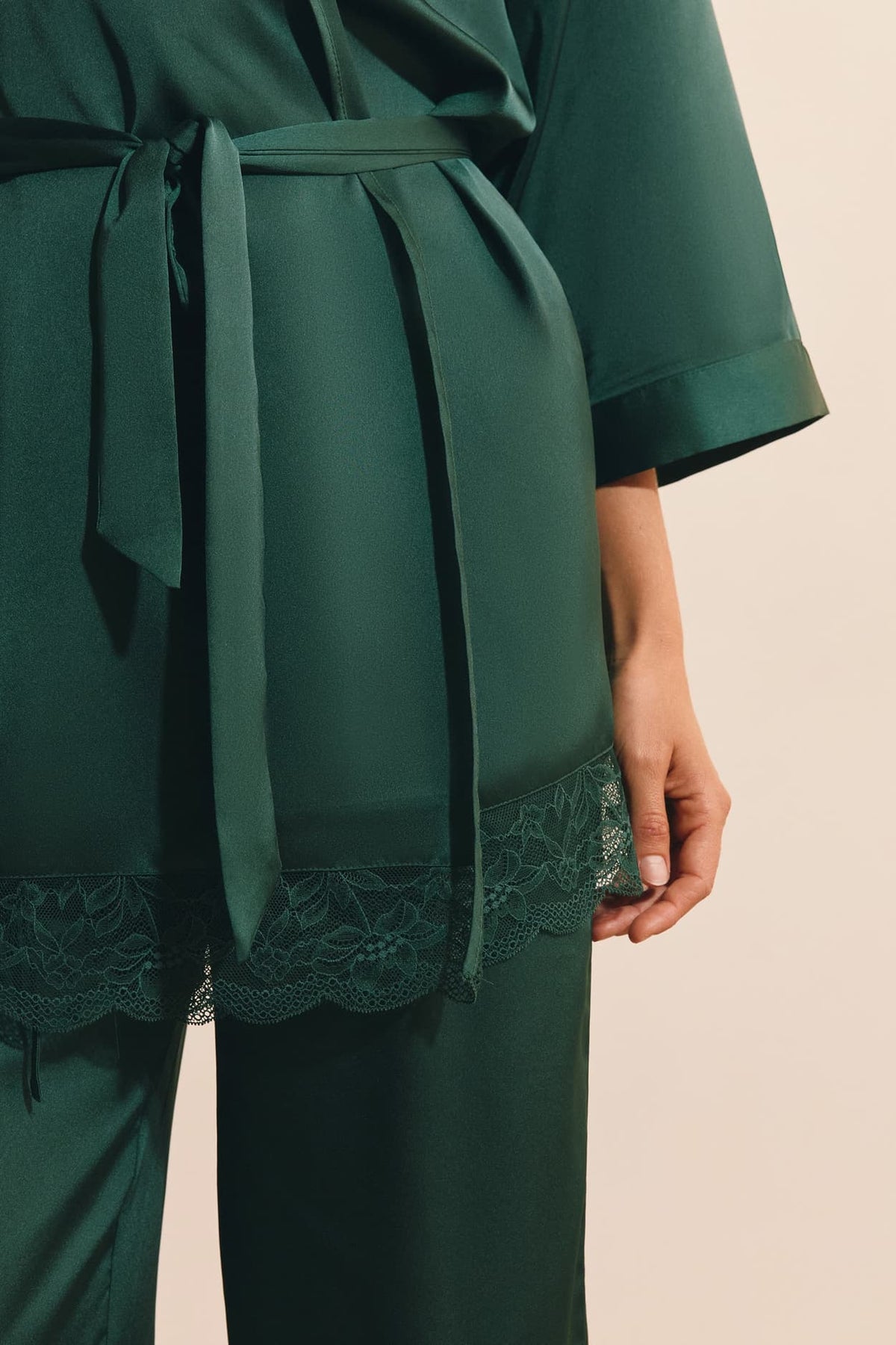 Déshabillé satiné avec détails dentelle in Vert Sapin, styled view - Etam