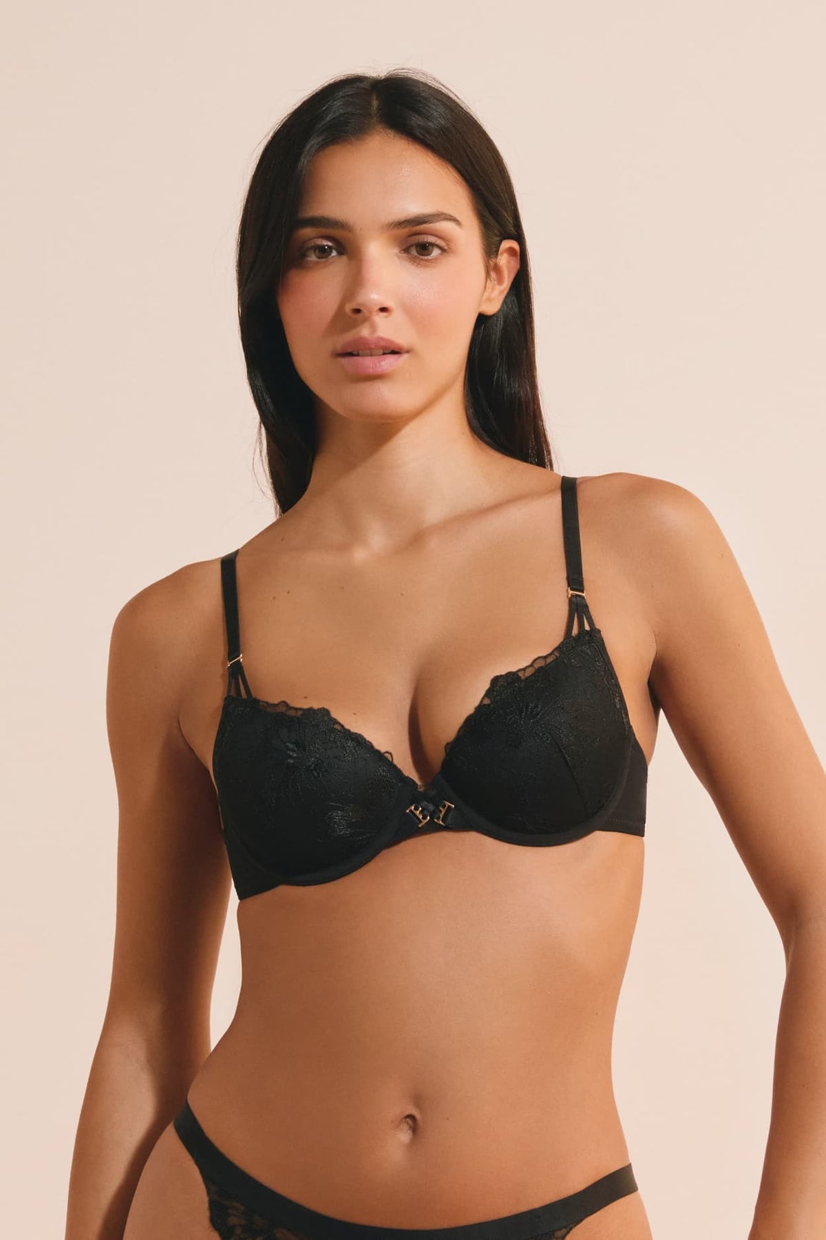 Soutien-gorge N.4 in black, front view on model - Etam