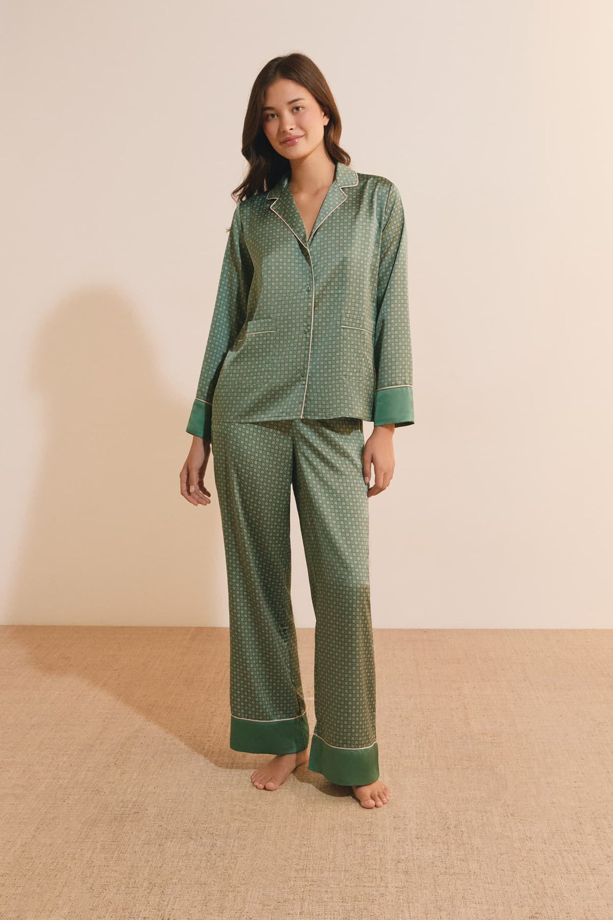 Chemise de pyjama satinée à motifs in green, view 3 - Etam