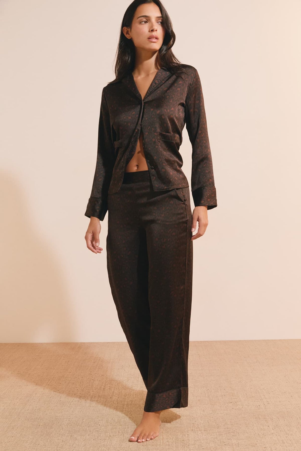 Pantalon de pyjama satiné à motifs in Brown, front view - Etam