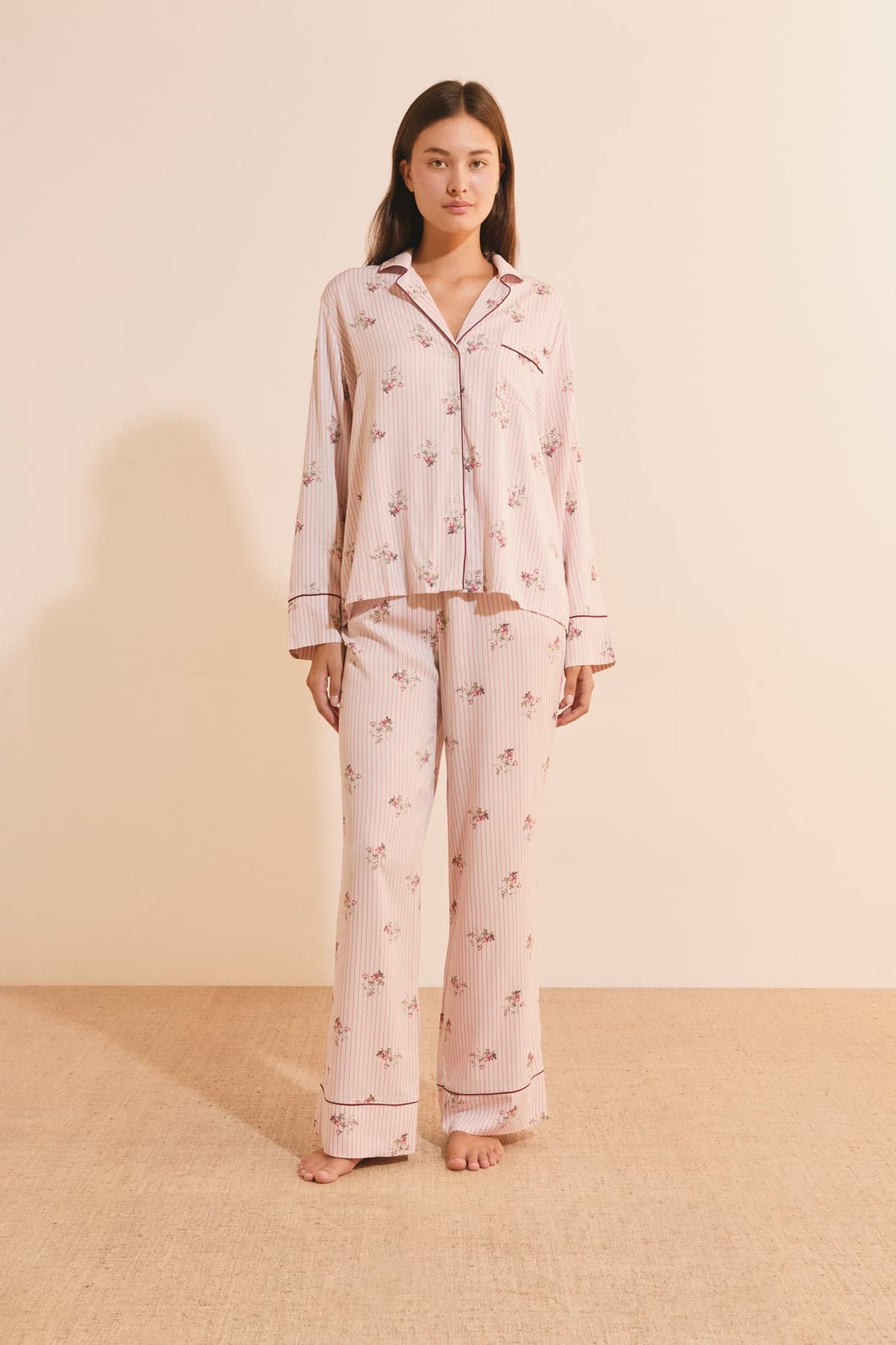 Chemise de pyjama à motif fleuri in primerose, styled view - Etam